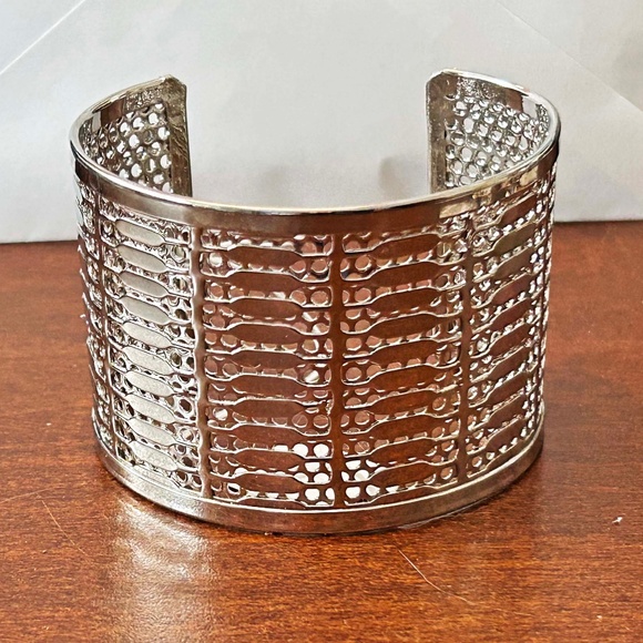 BRACELET, SHINY STEEL WITH LATTICE PATTERN, 2 ½ INCHES WIDE, TAG ON - Picture 1 of 3